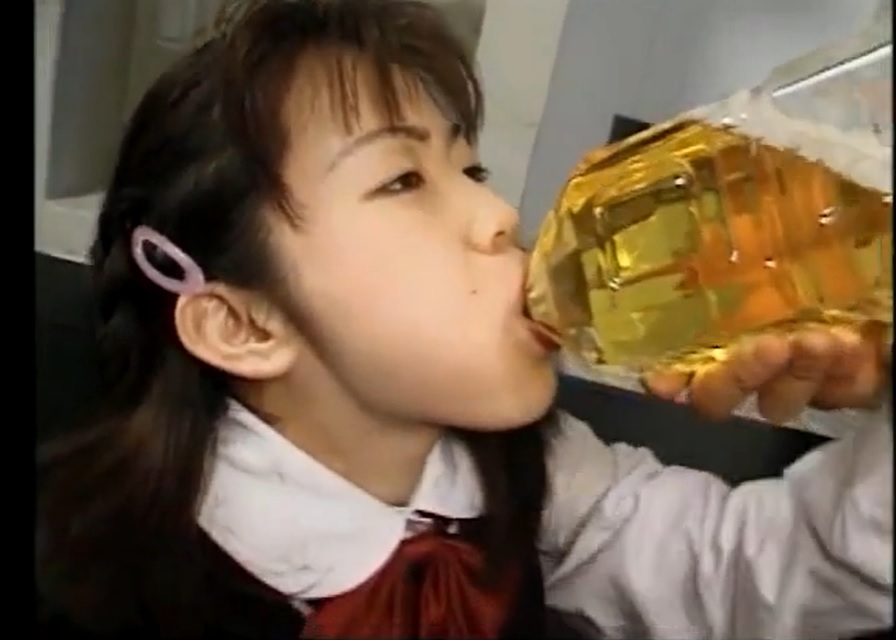 ロリ系の低身長少女が飲尿プレイ　ペットボトル一杯の男の小便を頑張って飲んでいく
