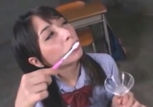 大沢佑香　グラスに溜めた大量ザーメンを歯磨き粉に見立てて一生懸命歯磨きしてそのままごっくん