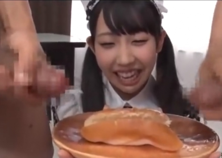 宇佐美まい　食ザー動画　ホットドッグをにザーメンを掛けて笑顔で食レポ